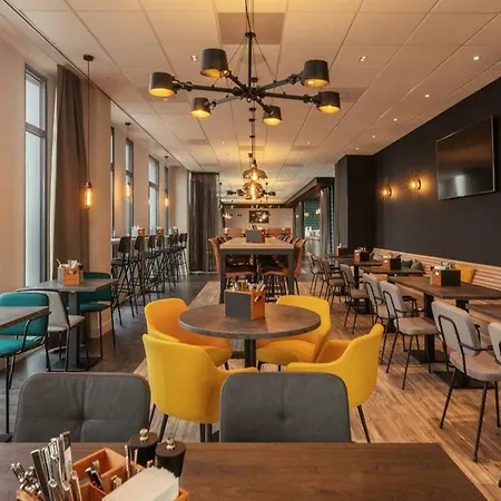 - The Niu, Fender 4* Amsterdam