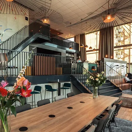 - The Niu, Fender 4* Amsterdam