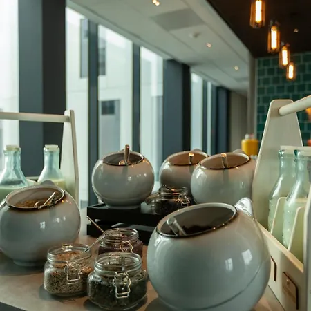 - The Niu, Fender 4* Amsterdam