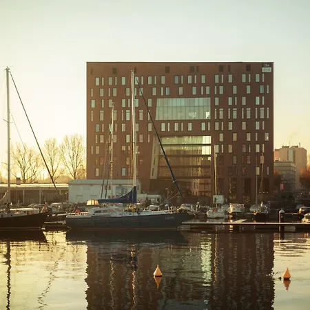 - The Niu, Fender Hotel 4*