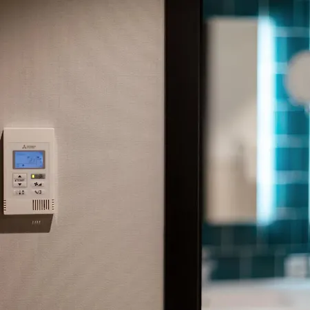 - The Niu, Fender Hotel 4*