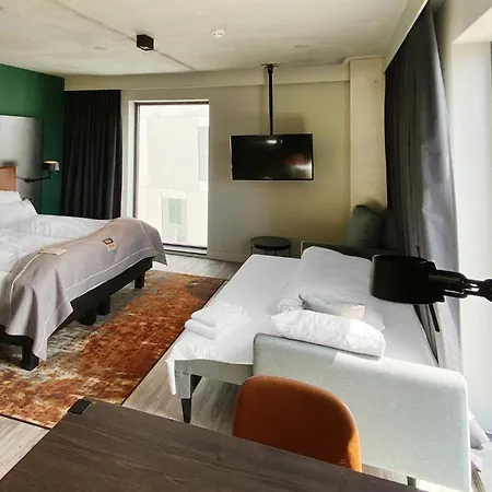 - The Niu, Fender Amsterdam