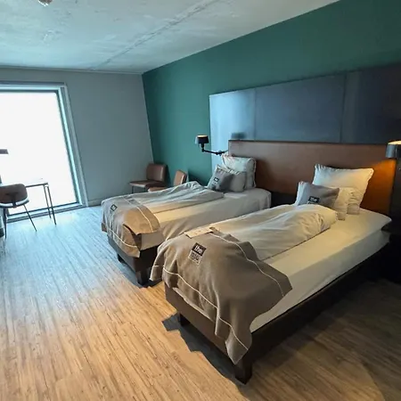 - The Niu, Fender Otel Amsterdam