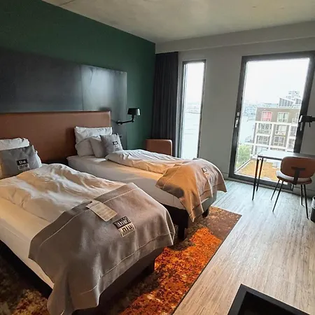 - The Niu, Fender 4*