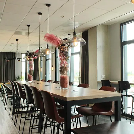 - The Niu, Fender Hotel