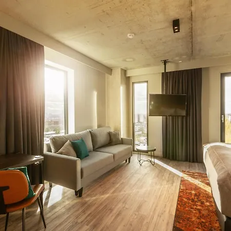 - The Niu, Fender Hotel 4*