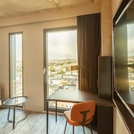 - The Niu, Fender 4* Amsterdam