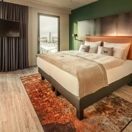 - The Niu, Fender Hotel