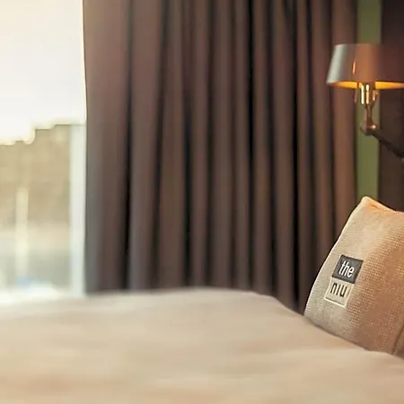 - The Niu, Fender Hotel 4*