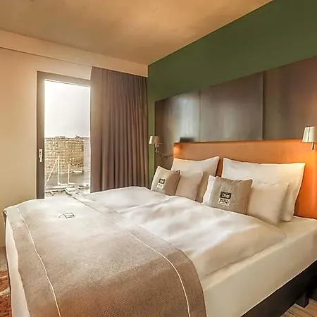 Hotel - The Niu, Fender 4*