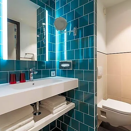 - The Niu, Fender Hotel
