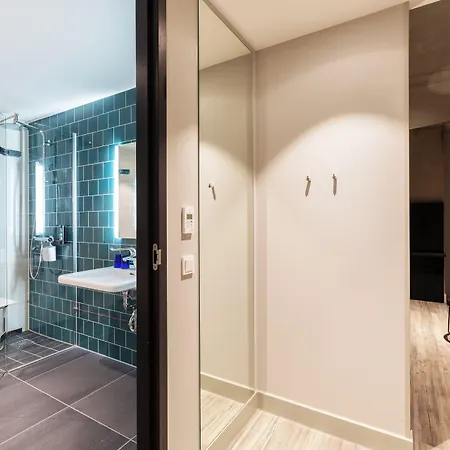 - The Niu, Fender Hotel 4*