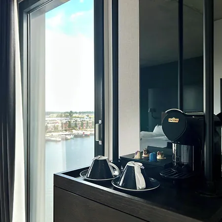 - The Niu, Fender Hotel 4*
