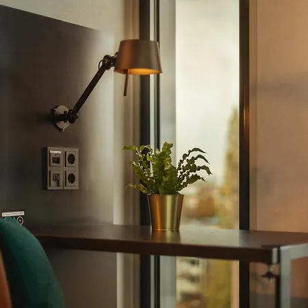 - The Niu, Fender Hotel 4*