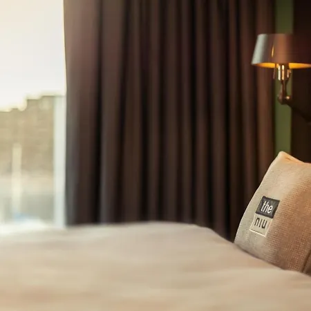 - The Niu, Fender Hotel 4*