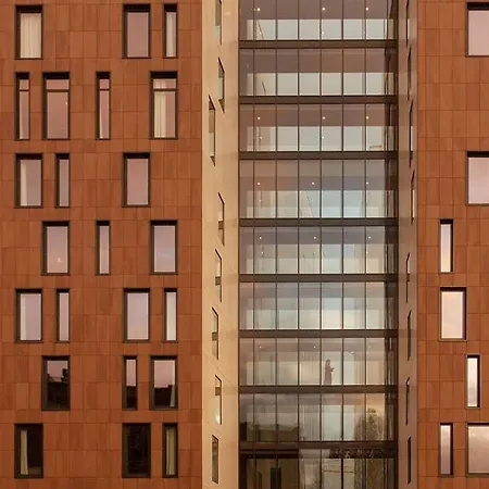 - The Niu, Fender Hotel 4*