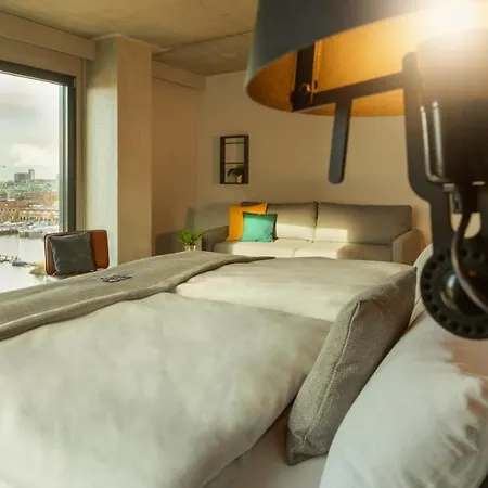 - The Niu, Fender Hotel 4*