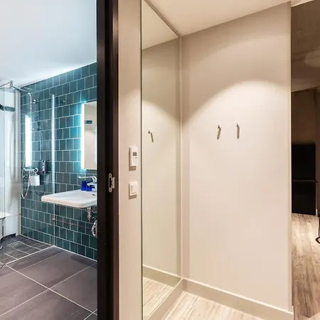 - The Niu, Fender Hotel 4*