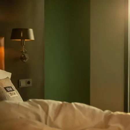 - The Niu, Fender 4*