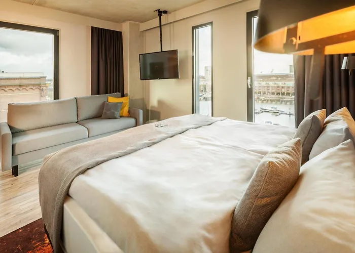 - The Niu, Fender Hotel Amsterdam