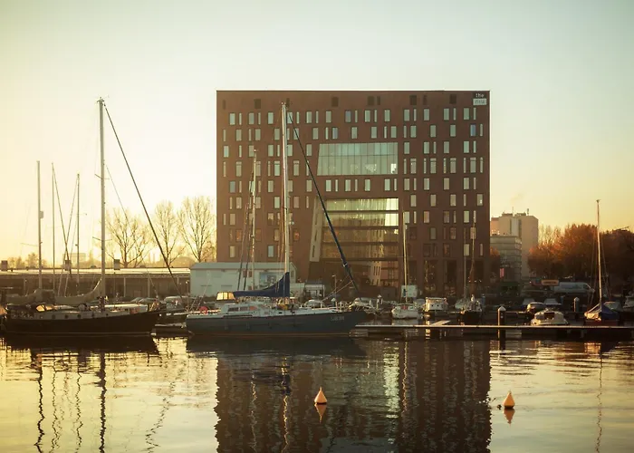 - The Niu, Fender Hotel 4*