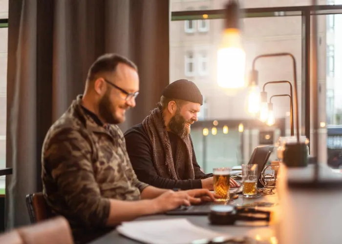 - The Niu, Fender Hotel 4*