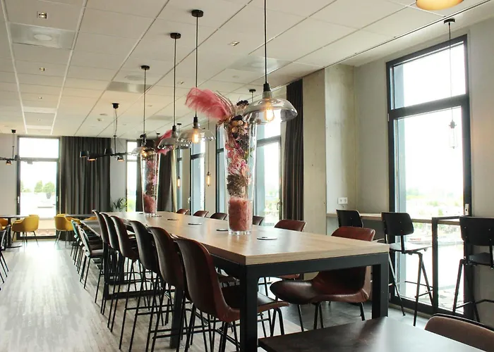 - The Niu, Fender Hotel