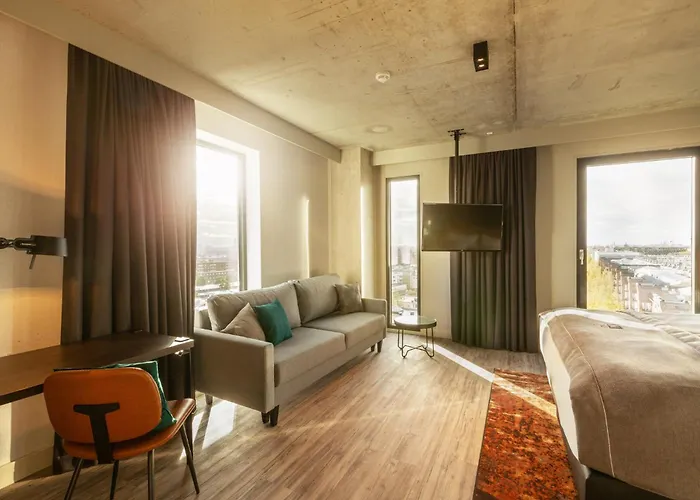 - The Niu, Fender Hotel 4*