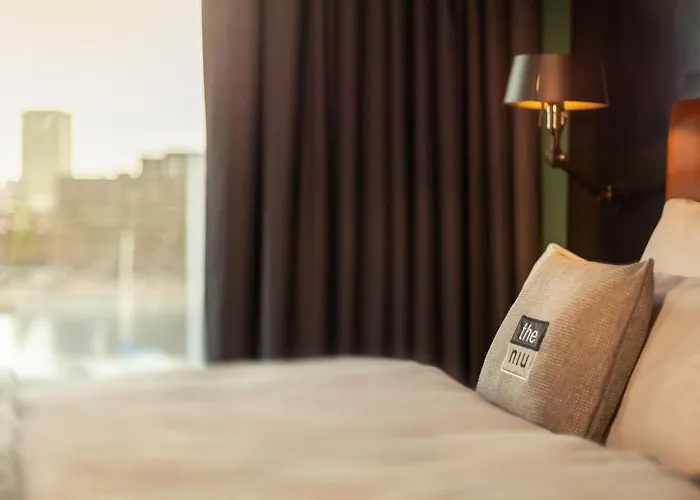 - The Niu, Fender Hotel 4*