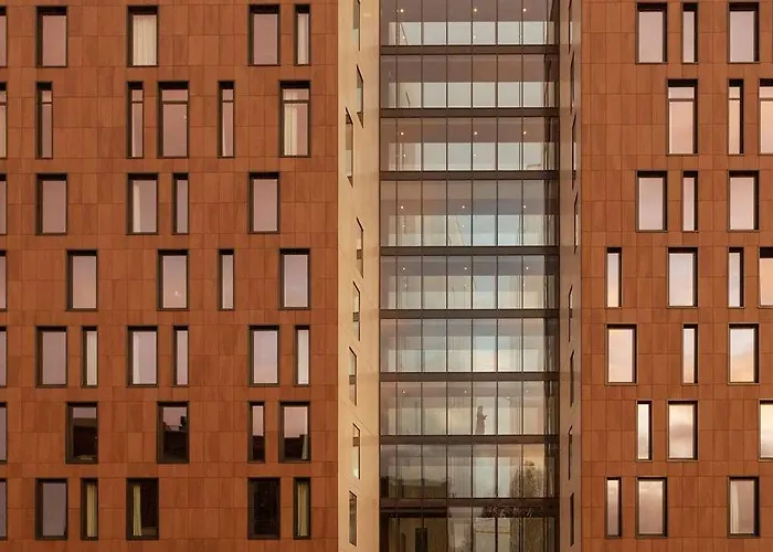 - The Niu, Fender Hotel 4*