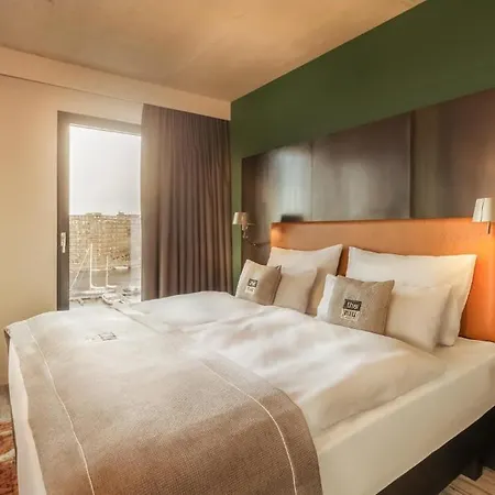 Hotell - The Niu, Fender