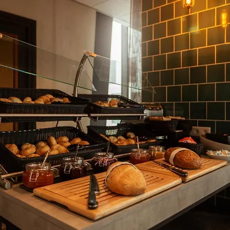 - The Niu, Fender Hotel