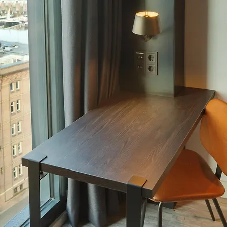 Hotell - The Niu, Fender