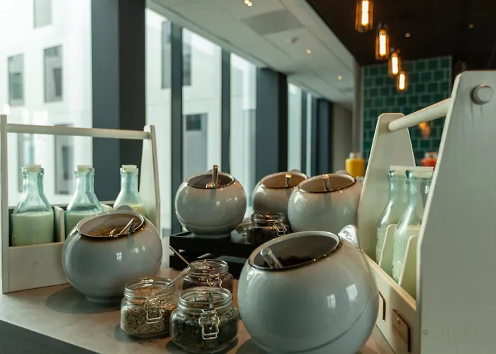 - The Niu, Fender 4* Amsterdam