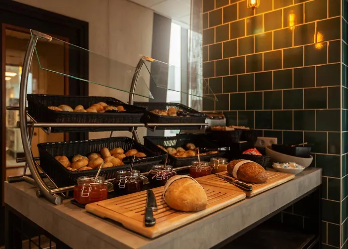 - The Niu, Fender Hotel