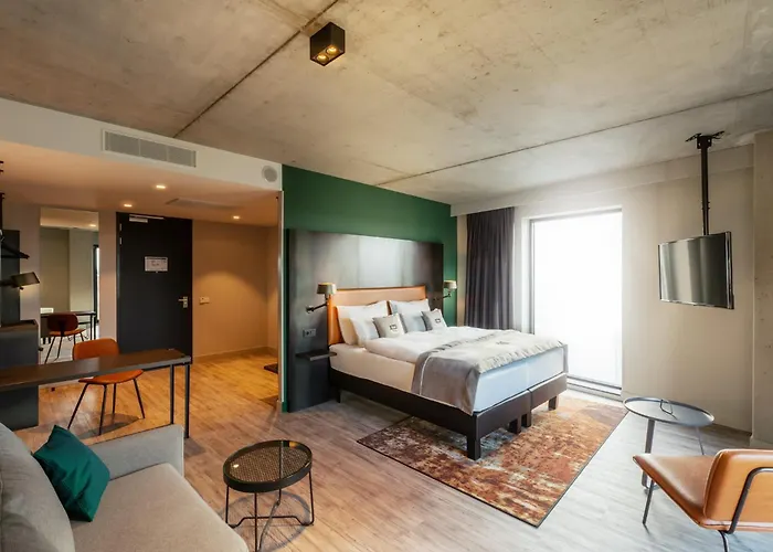 - The Niu, Fender Amsterdam